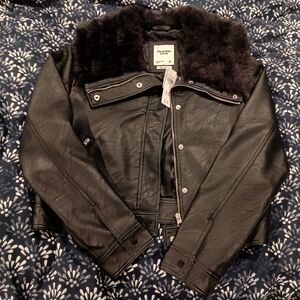 NWT Abercrombie & Fitch Black Vegan Leather Jacket with Faux Fur Collar - Medium